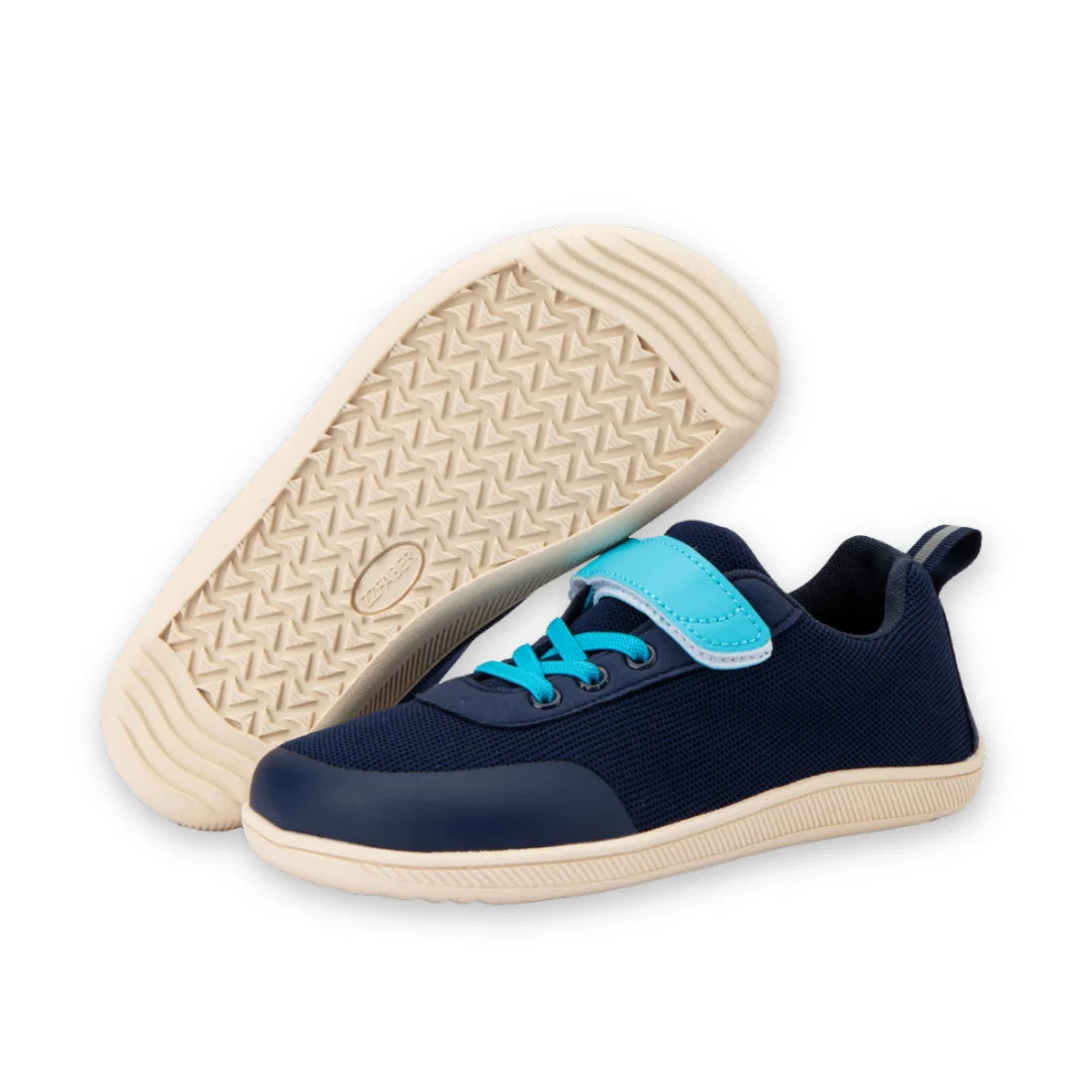 Suela de caucho flexible con patrón antideslizante para seguridad en zapatillas infantiles.