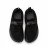 Bebe zapatillas negras con horma anatómica que permite el libre movimiento de dedos.