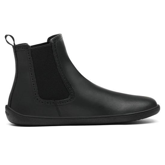 Zapato barefoot de oficina estilo Chelsea negro Saguaro Urban I, bota corta minimalista y elástica con drop cero para hombre en Chile.