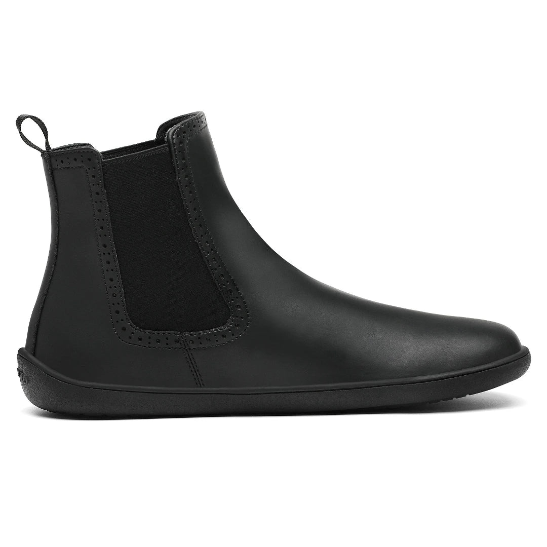 Zapato barefoot de oficina estilo Chelsea negro Saguaro Urban I, bota corta minimalista y elástica con drop cero para hombre en Chile.