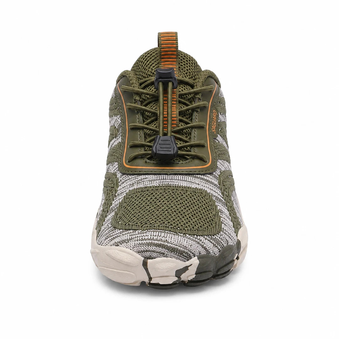 Vista frontal de calzado barefoot mujer verde resaltando la amplia caja para los dedos.