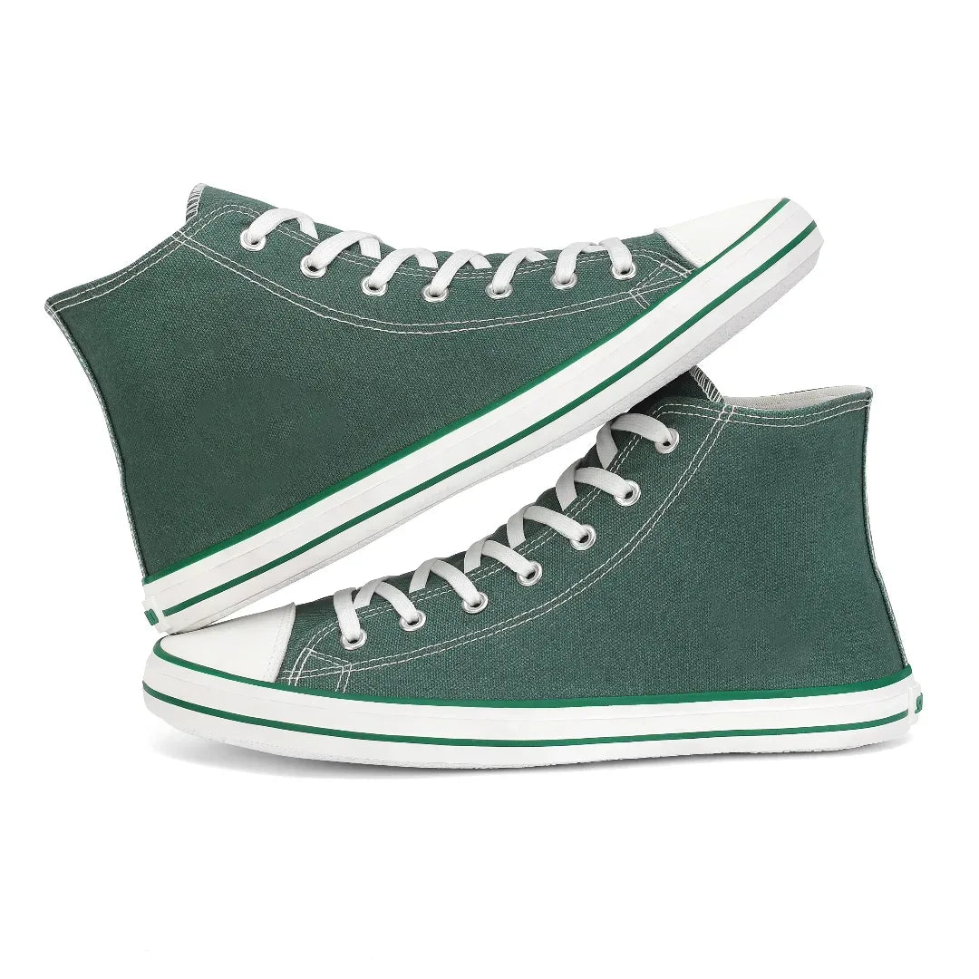 Vista lateral de dos zapatillas barefoot verdes de lona con cordones blancos.