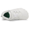 Vista superior de zapato deportivo escolar blanco resaltando su horma anatómica.