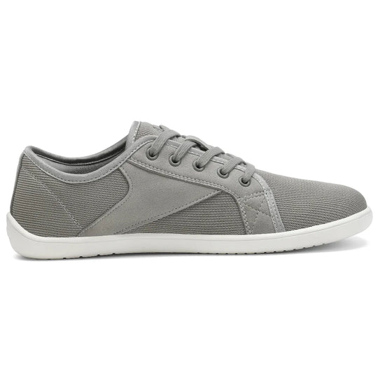 Detalle de cordones y diseño lateral en zapatilla Luck I gris.