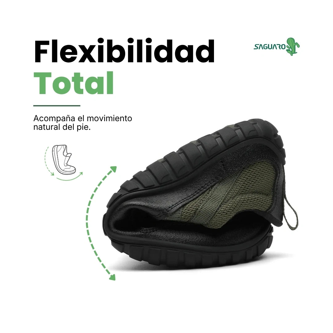 Zapatilla outdoor verde doblada mostrando suela flexible y resistente.