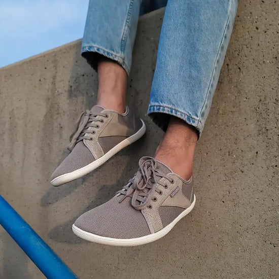 Hombre usando zapatillas Saguaro Luck I gris en entorno urbano.