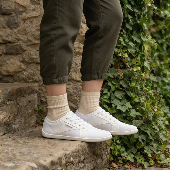 Mujer usando Saguaro Luck I blanco barefoot — zapatilla barefoot casual blanca lifestyle urbano Chile