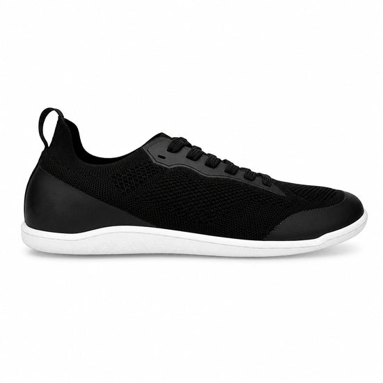 Zapatilla Sowilo Kenaz negra vista lateral interna con material flexible barefoot.