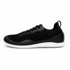 Vista lateral zapatilla negra deportiva zero drop indoor.