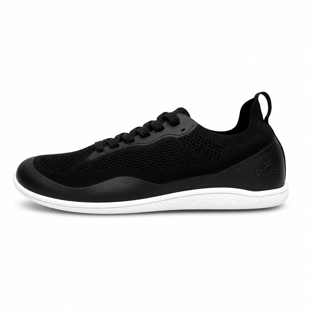 Vista lateral zapatilla negra deportiva zero drop indoor.