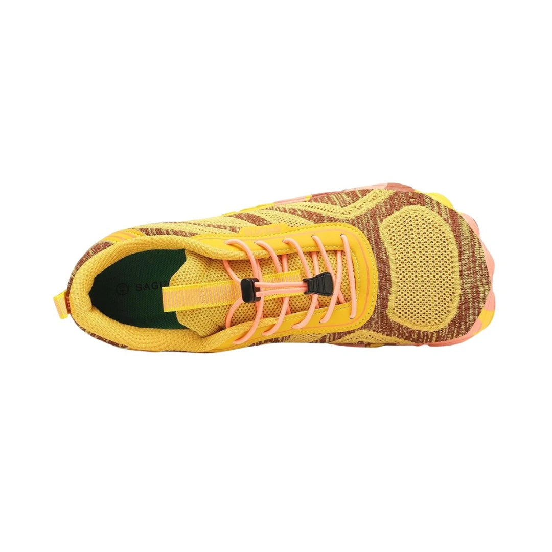Vista superior que muestra el sistema de ajuste rápido y la horma ancha del calzado barefoot.