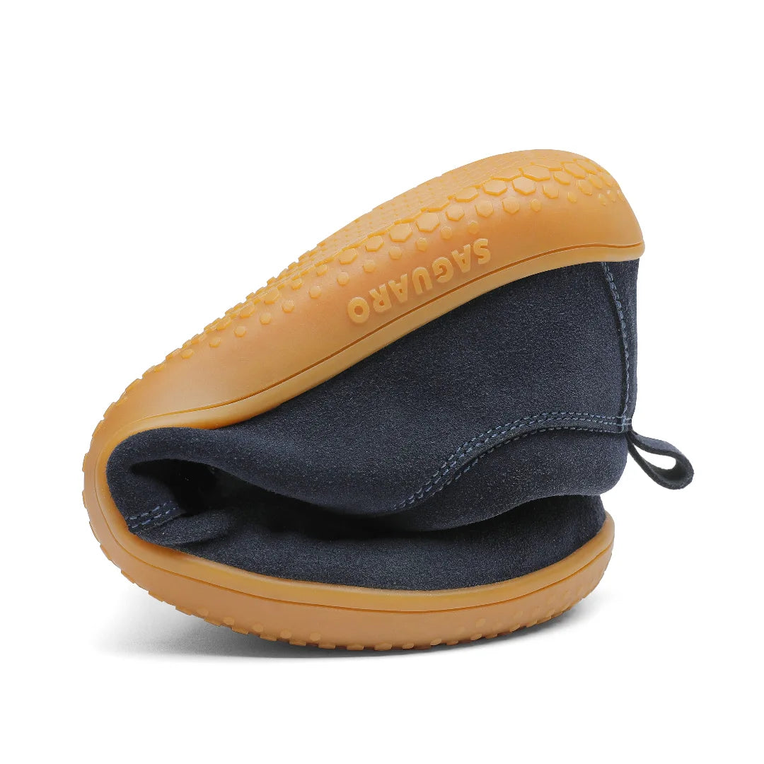 Saguaro Dream I azul doblado demostrando flexibilidad natural barefoot.