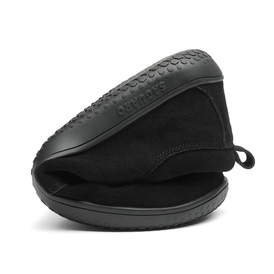 Dream I negro doblado demostrando flexibilidad barefoot ligera.