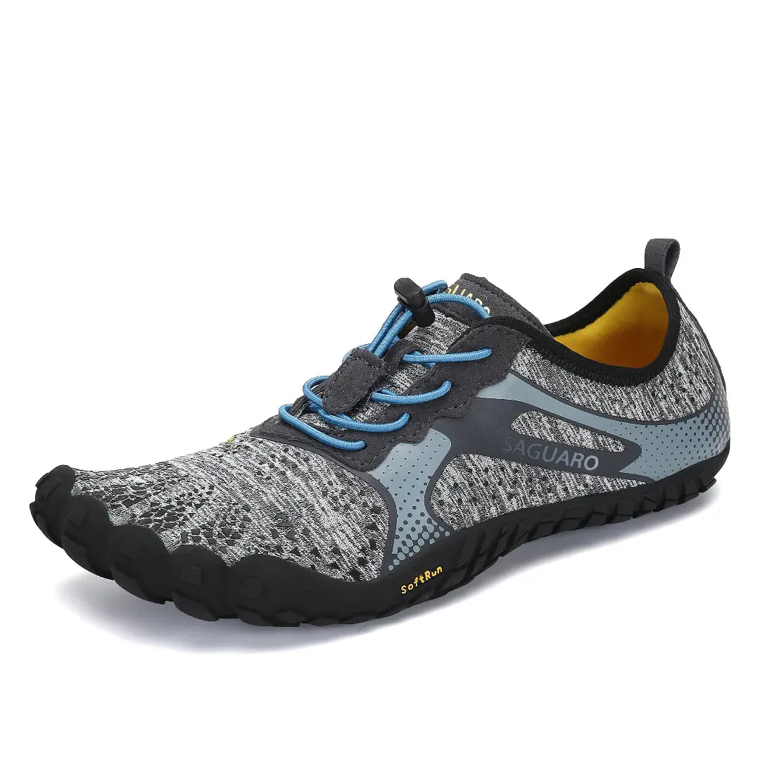 Zapatilla barefoot Saguaro Fast I gris vista diagonal mostrando diseño deportivo minimalista.