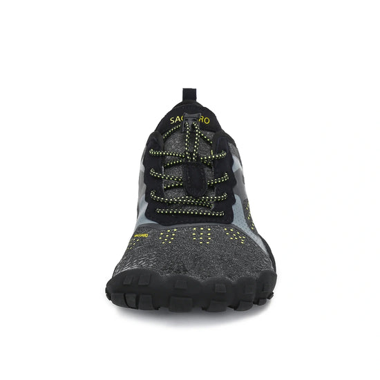 Zapatilla Saguaro Fast I negro vista frontal resaltando puntera ancha minimalista barefoot.