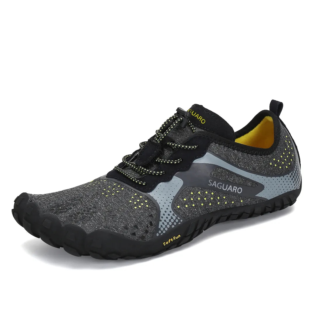 Zapatilla barefoot Saguaro Fast I negro vista diagonal mostrando diseño deportivo minimalista.