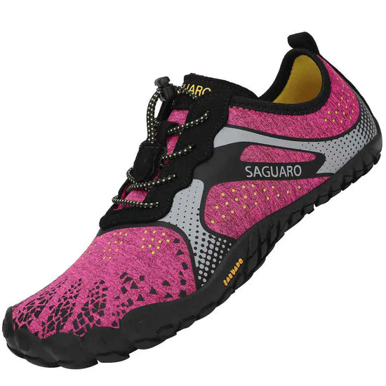 Zapatilla Saguaro Fast I rosa vista diagonal con diseño minimalista deportivo.