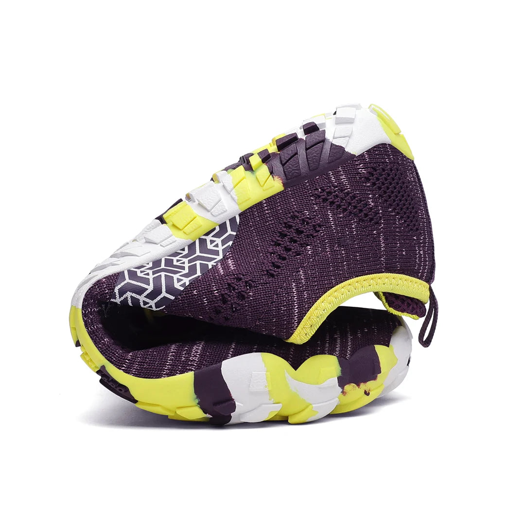 Zapatilla Smart II púrpura doblada mostrando flexibilidad minimalista.