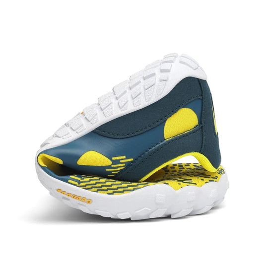 Zapatilla Saguaro Vitality III amarilla doblada mostrando su flexibilidad y suela maleable