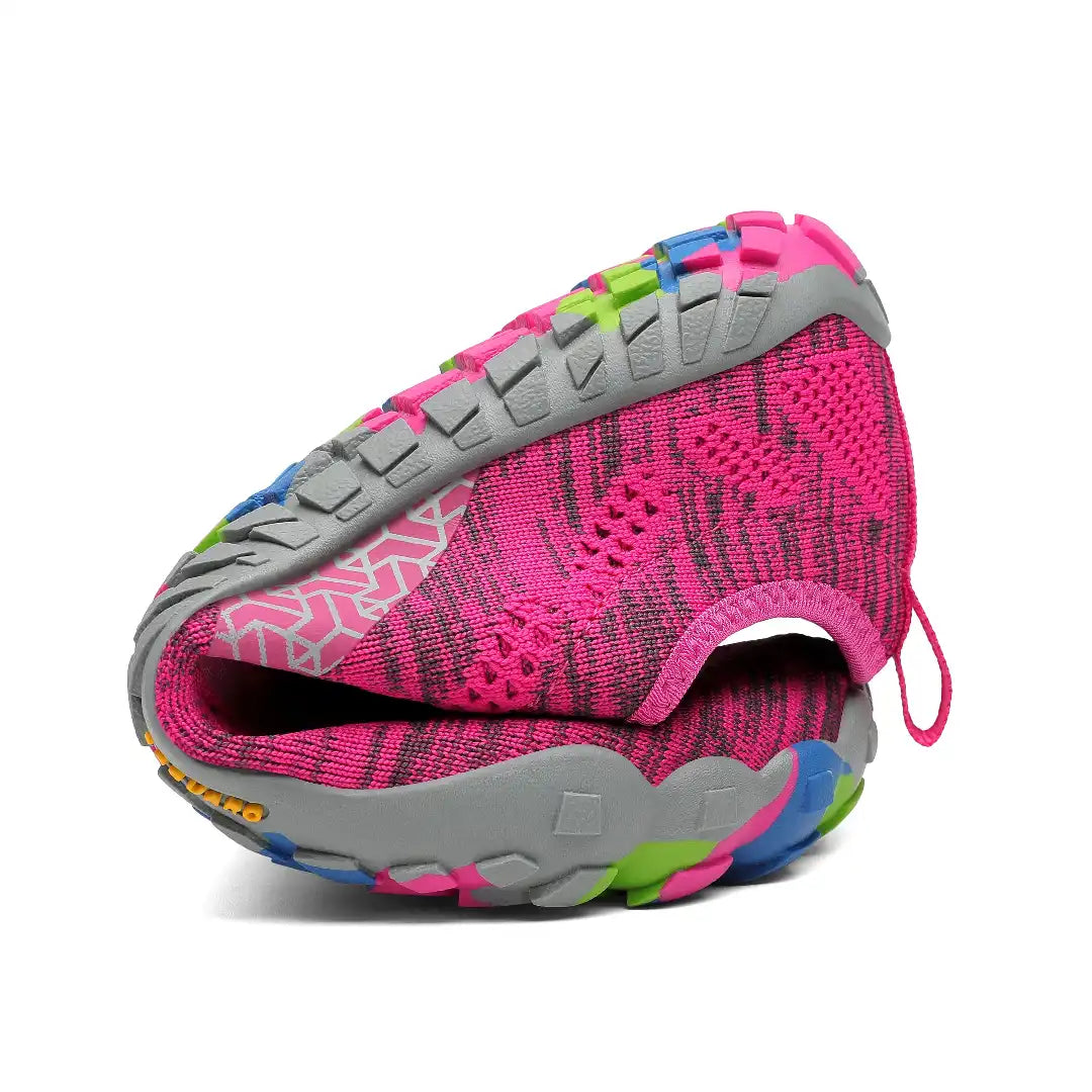 Smart I rosas dobladas demostrando flexibilidad total barefoot.
