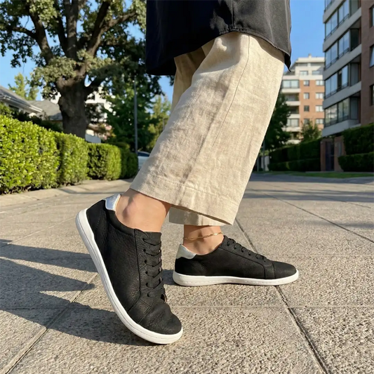 MOKA cuero negro mujer en uso — zapato barefoot artesanal lifestyle exterior Chile