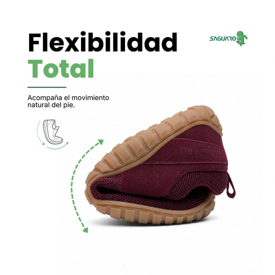Zapatilla Saguaro Wish I vinotinto doblada demostrando su flexibilidad barefoot.