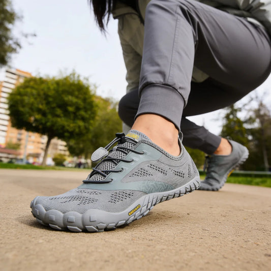 Saguaro Smart I gris lifestyle mujer barefoot — zapatilla barefoot deportiva gris en uso diario Chile