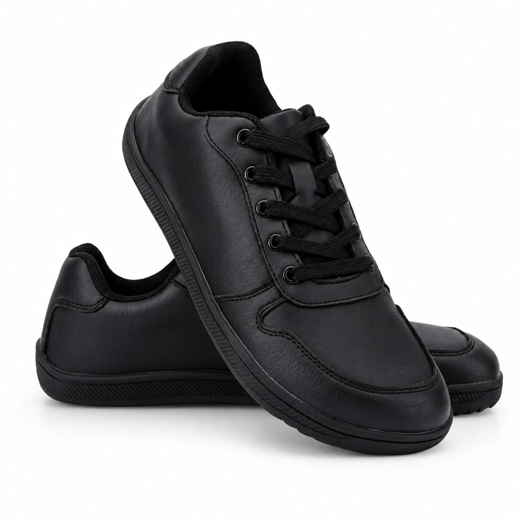 Diseño casual elegante en negro total, cordones planos y costuras reforzadas.