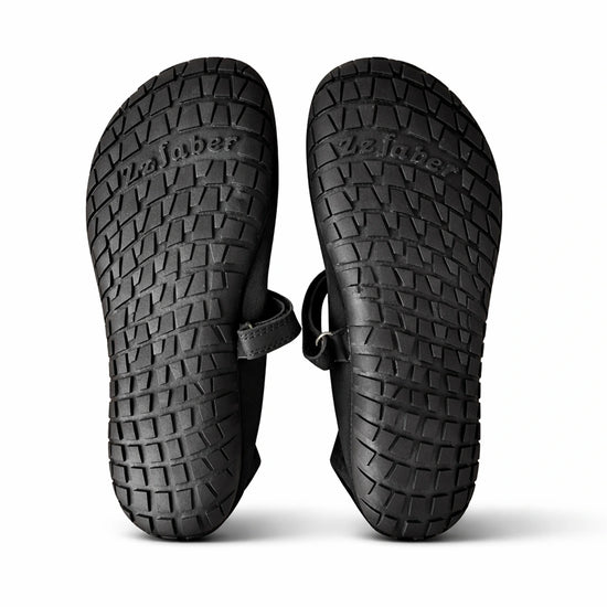 Suela de caucho flexible en zapatillas anchas tipo ballerinas para caminar segura en ciudad.