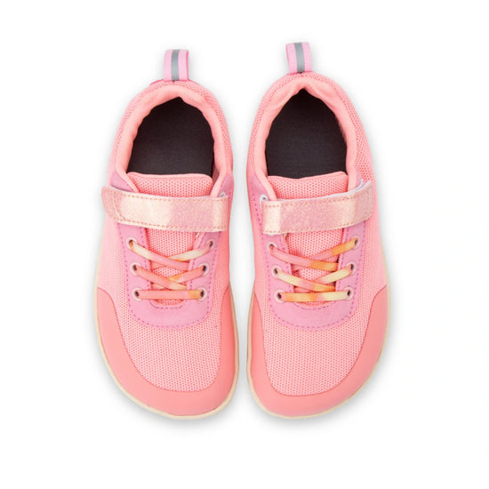 Zapatillas anchas para niña con horma anatómica que permite el libre movimiento de dedos.