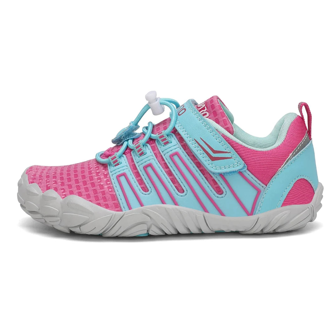Zapatillas anchas para niña con suela flexible blanca y ajuste de velcro ergonómico.