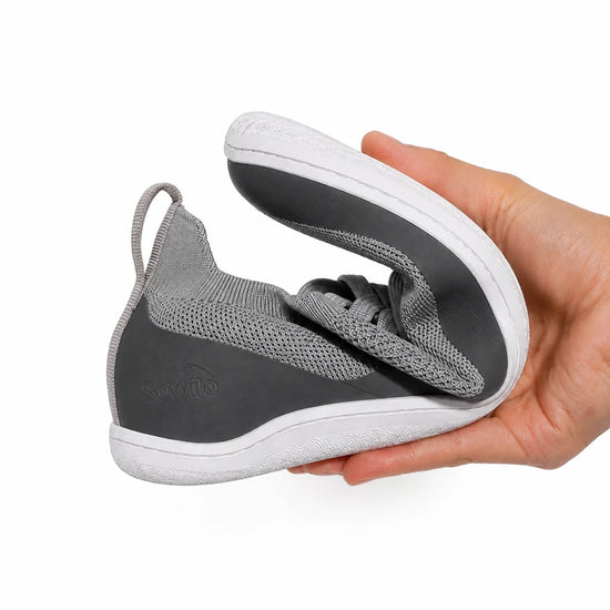 Zapatilla ergonómica Sowilo Kenaz gris de textil técnico, calzado vegano transpirable con suela flexible para el cuidado del empeine en Chile.