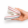 Zapatillas ergonómicas blancas Saguaro Roam I, calzado barefoot elástico doblado por completo mostrando su suela flexible drop cero en Chile.