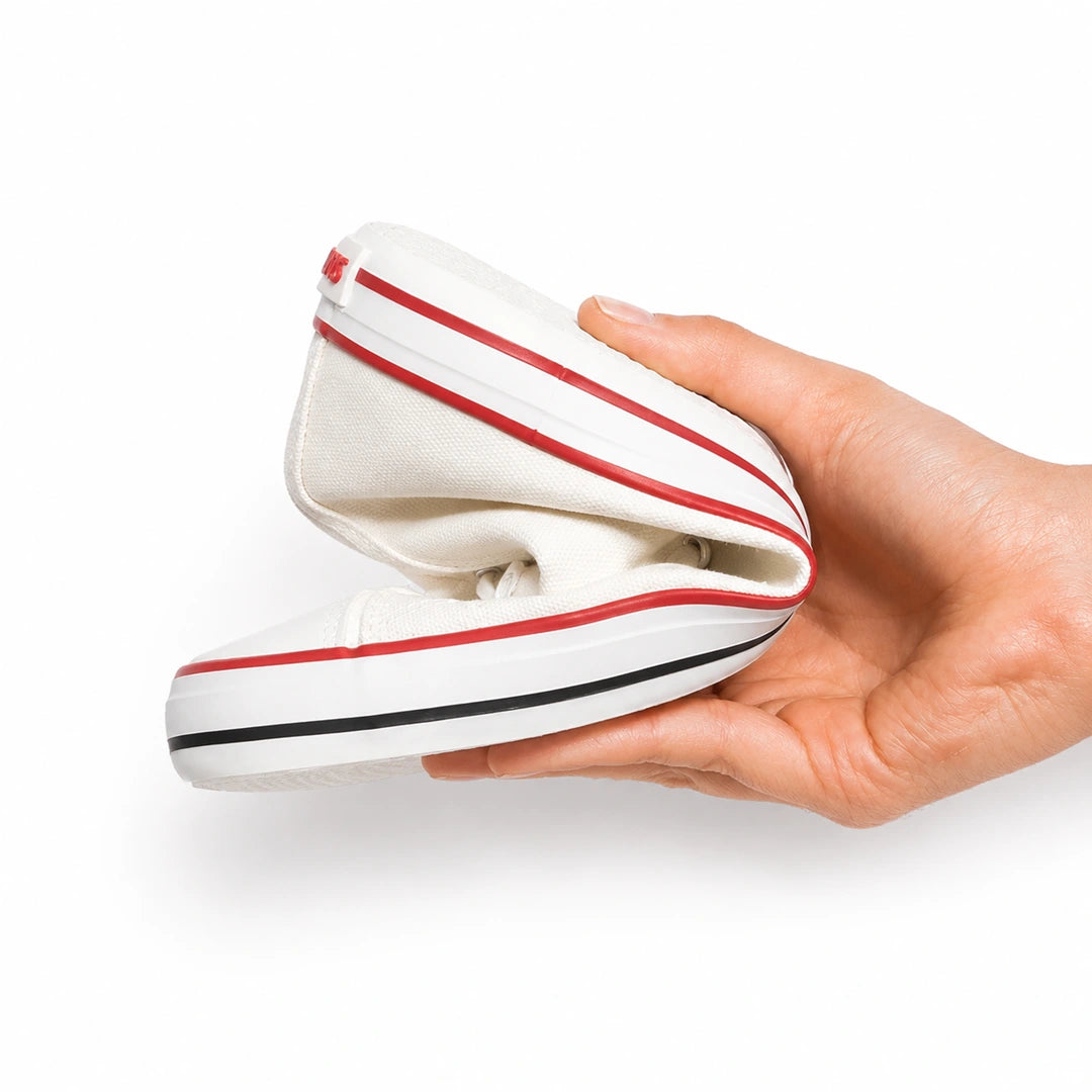 Zapatillas ergonómicas blancas Saguaro Roam I, calzado barefoot elástico doblado por completo mostrando su suela flexible drop cero en Chile.