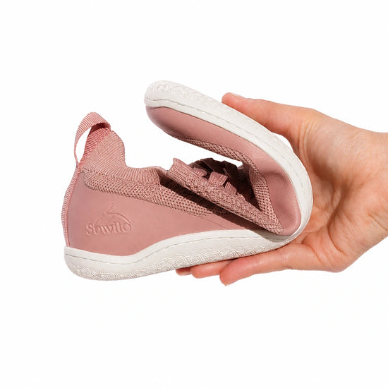 Zapatilla barefoot rosa Sowilo Kenaz con cordones deportivos, diseño ligero de rápido secado apto para pies estrechos o medios en Chile.