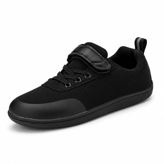 Zapato escolar barefoot negro para niño con puntera reforzada y suela flexible.