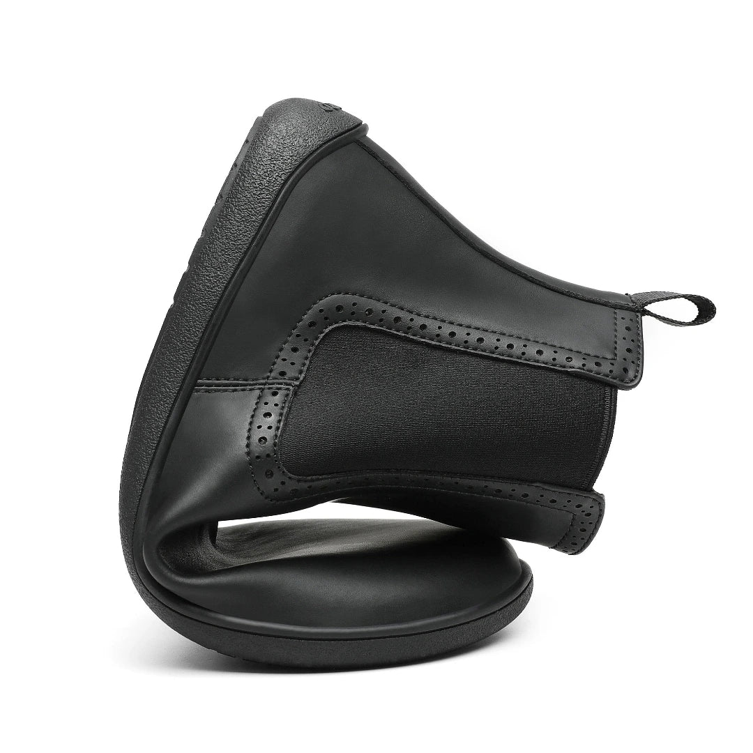 Botines minimalistas casuales negros para oficina Saguaro Urban I, calzado elástico totalmente flexible doblado mostrando su drop cero.