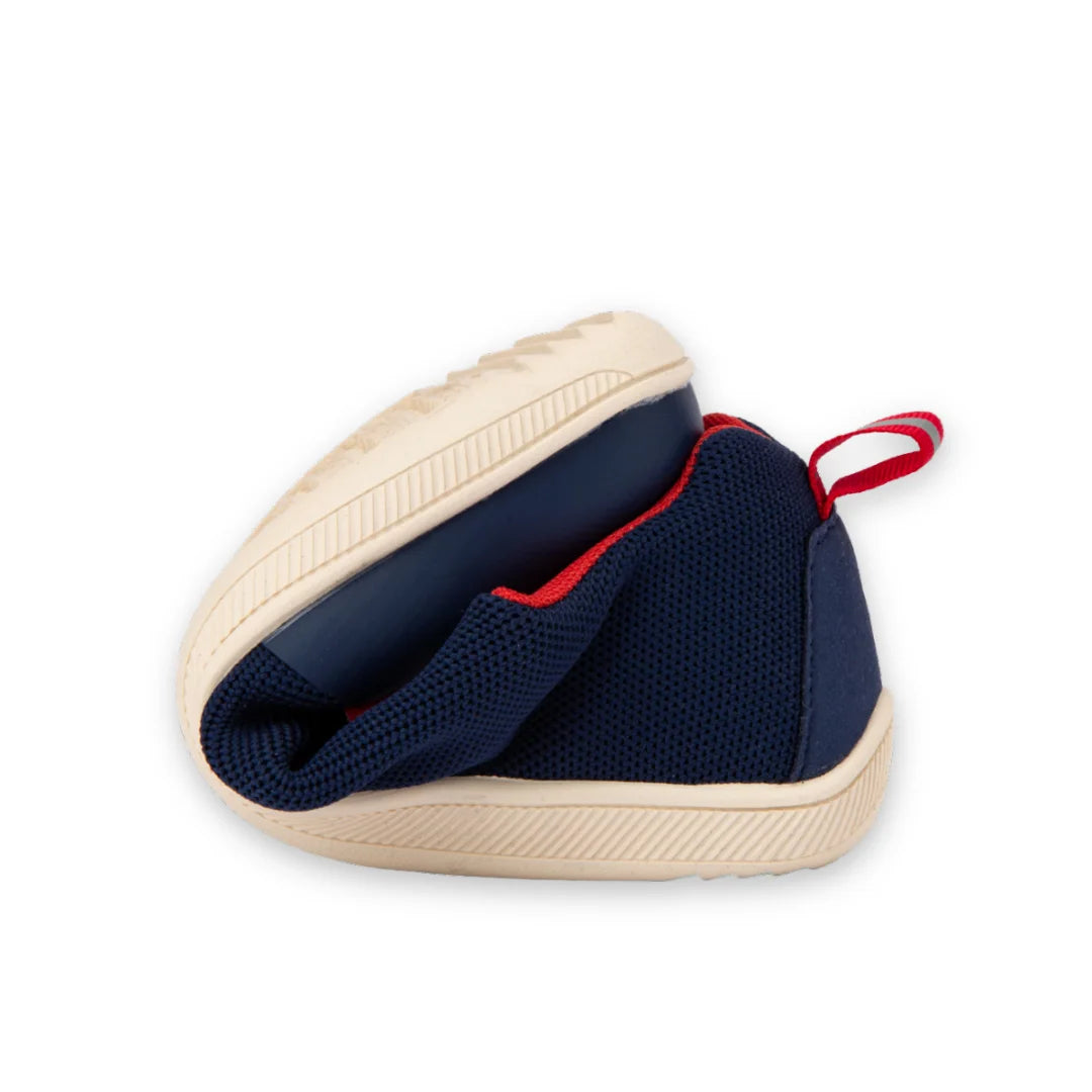 Zapatos bebé ergonómicos con capacidad de flexión 360° para mayor agilidad infantil.