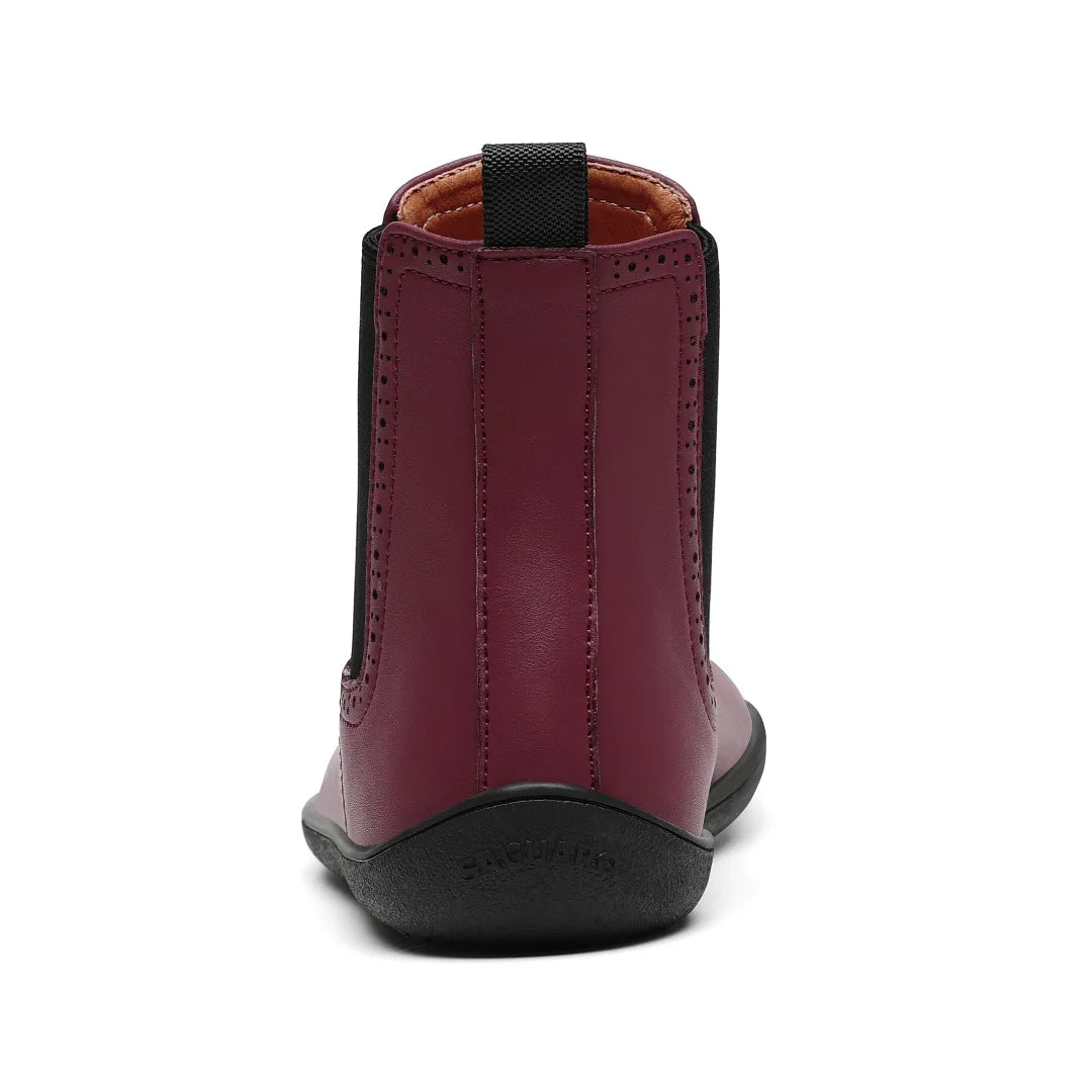 Detalle del talón en zapatos ergonómicos vinotinto que asegura la alineación de la columna.